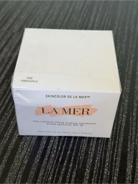La Mer the luminous lifting cushion foundation